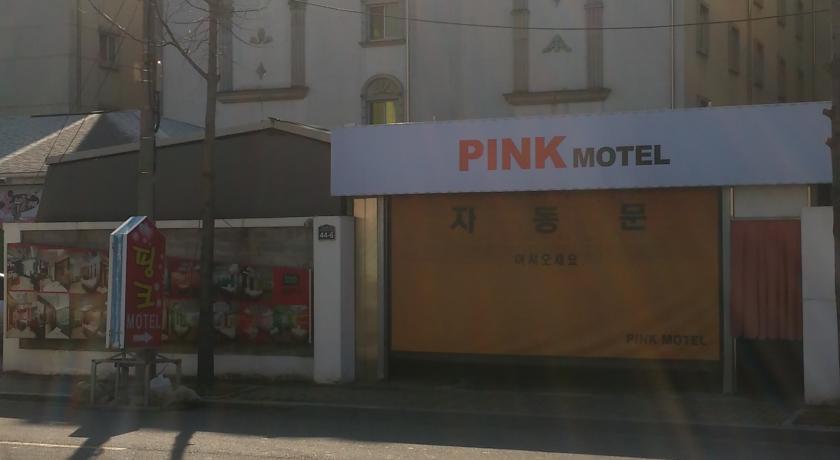 
Pink Motel
