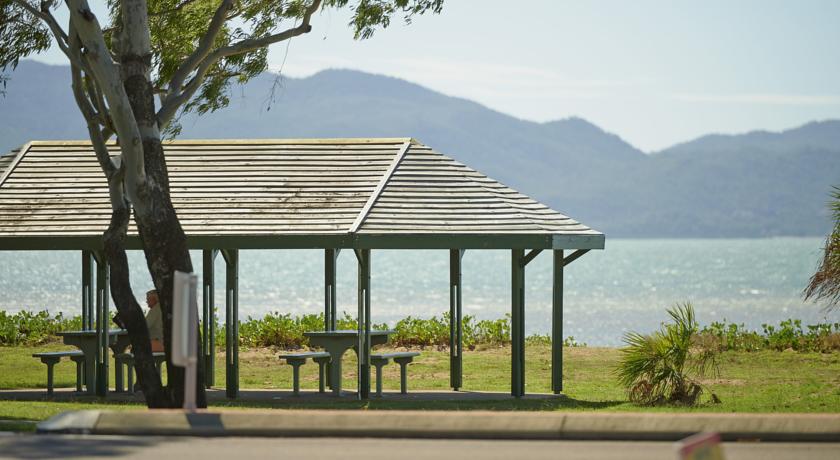 
Rowes Bay Beachfront Holiday Park
