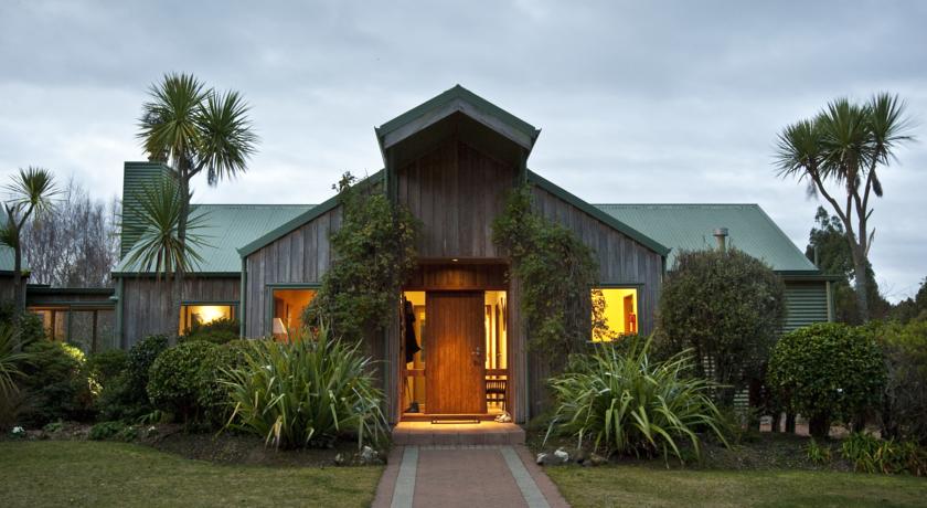 
Whakaipo Lodge
