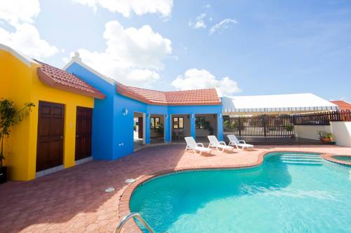 
Yellow Cunucu Villa With Pool
