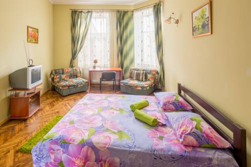 
3 bedroom aparts on Gavryshkevycha

